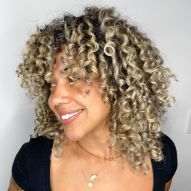 Black curly hair with highlights: 20 inspirations and nuance tips