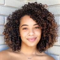 Black curly hair with highlights: 20 inspirations and nuance tips