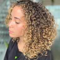 Black curly hair with highlights: 20 inspirations and nuance tips