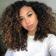 Black curly hair with highlights: 20 inspirations and nuance tips