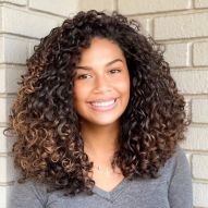 Black curly hair with highlights: 20 inspirations and nuance tips