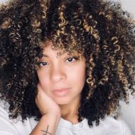 Black curly hair with highlights: 20 inspirations and nuance tips