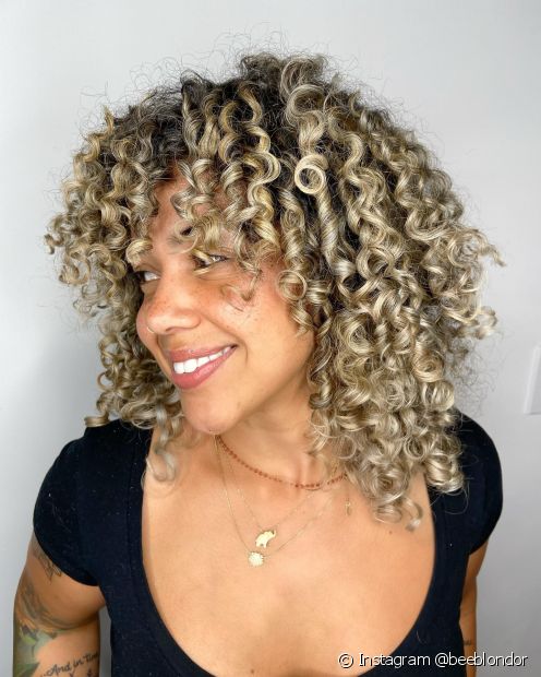 Black curly hair with highlights: 20 inspirations and nuance tips