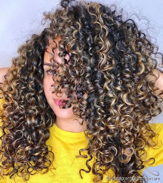 Black curly hair with highlights: 20 inspirations and nuance tips