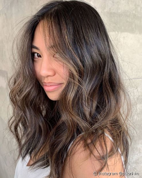 Lit brunette: 30 photos of the trend and a complete guide on how to conquer lit hair