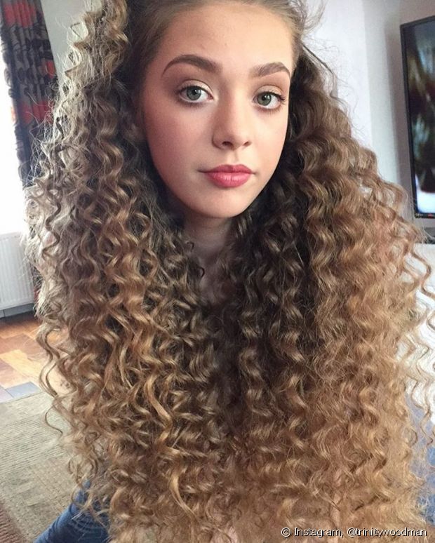 Can I use a curling iron on curly hair? Learn how to use the device on curls
