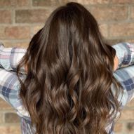 Light, medium, dark, natural and highlighted brown hair: inspirations and dye tips to bet on the color