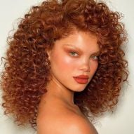 ¿El cabello rojo cobrizo se adapta a qué tonos de piel?