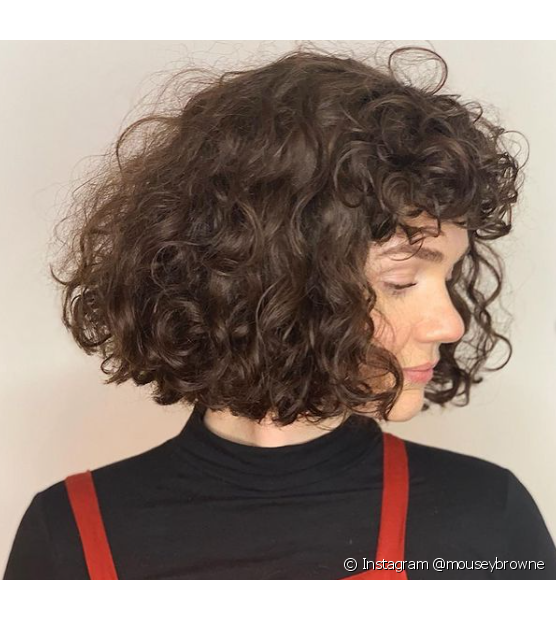 Short curly bob: get inspired by 3 versions of the short cut and learn how to style it on a daily basis