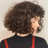 Short curly bob: get inspired by 3 versions of the short cut and learn how to style it on a daily basis