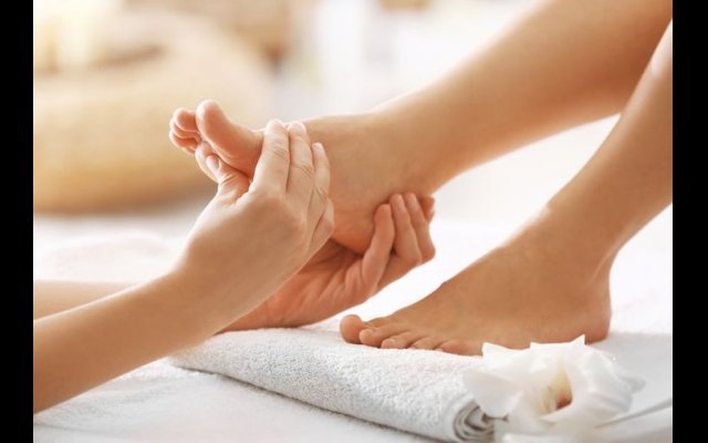 Impara i trucchi casalinghi per prenderti cura dei piedi asciutti