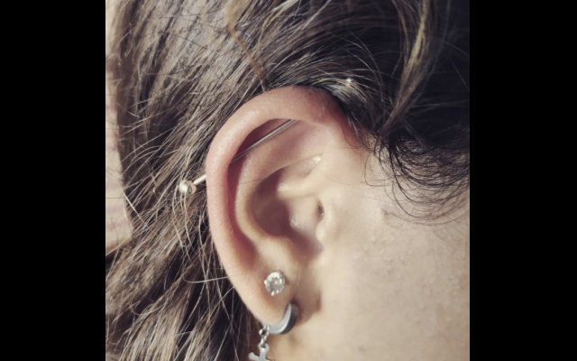 Transverse piercing: care tips and inspirations to be daring