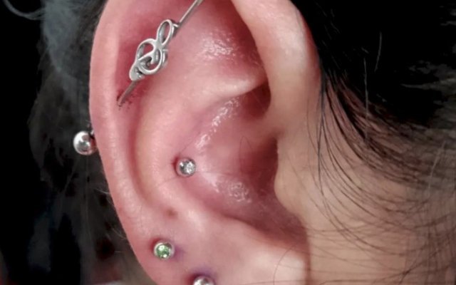 Transverse piercing: care tips and inspirations to be daring