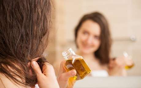 Idratazione con olio d'oliva: conosci i benefici per i capelli
