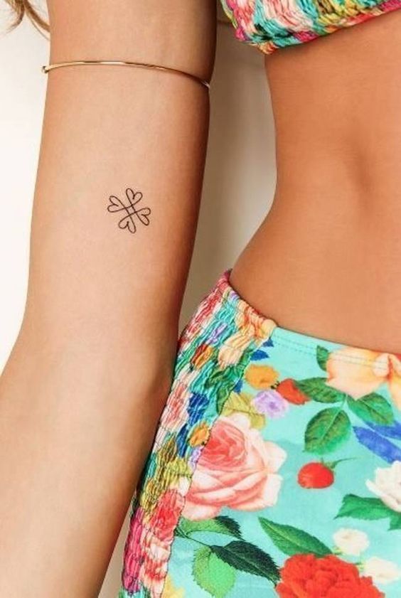 Inspírate con hermosos tatuajes femeninos delicados y diminutos