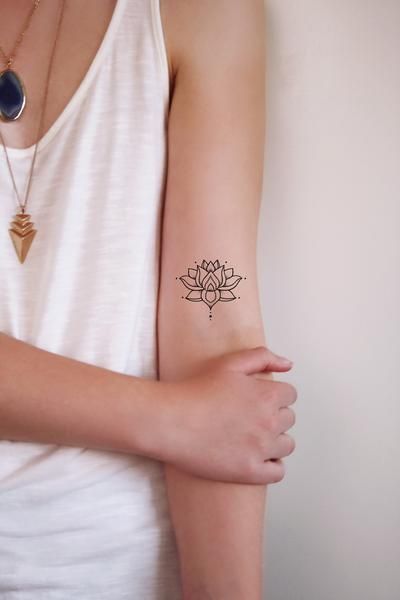 Laissez-vous inspirer par de beaux tatouages ​​​​féminins délicats et minuscules