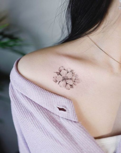 Lasciati ispirare da bellissimi tatuaggi femminili delicati e minuscoli
