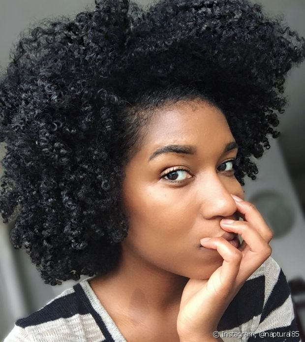 How to wear tiara on curly hair? Accessory inspirations for curls