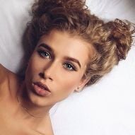 Acconciature Updo per capelli ricci: 50 foto di chignon, code di cavallo e trecce a cui ispirarti