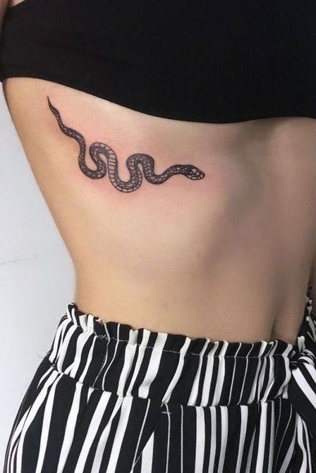 Female rib tattoo: 22 models to bet on