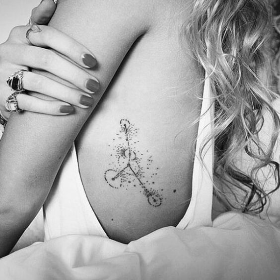 Female rib tattoo: 22 models to bet on