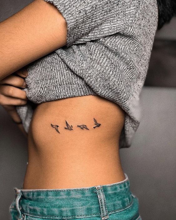 Tatouage de côtes féminines : 22 modèles à privilégier