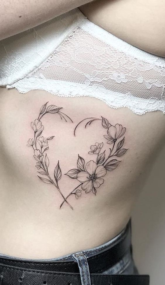 Tatuaggio femminile sulle costole: 22 modelli da scegliere