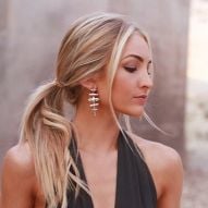 Low ponytail with hair parted in the middle: simple and elegant hairstyle step by step