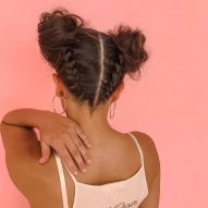 Double bun: 5 versioni di acconciatura da provare e consigli su come preparare i capelli per l'acconciatura