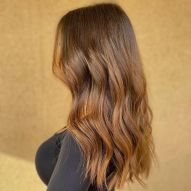 Dark honey blonde: 20 photos of the nuance and tips for achieving the hair color