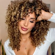 Dark honey blonde: 20 photos of the nuance and tips for achieving the hair color