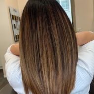 Dark honey blonde: 20 photos of the nuance and tips for achieving the hair color