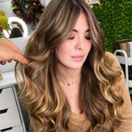 Dark honey blonde: 20 photos of the nuance and tips for achieving the hair color