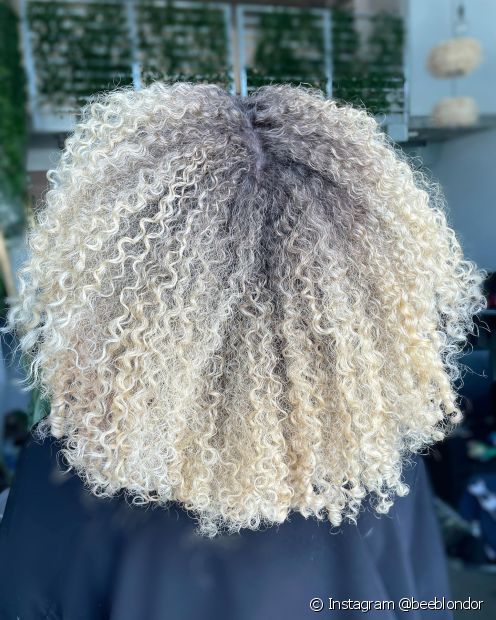 Cheveux bouclés platine : 20 photos et astuces pour obtenir la couleur sans agresser les mèches