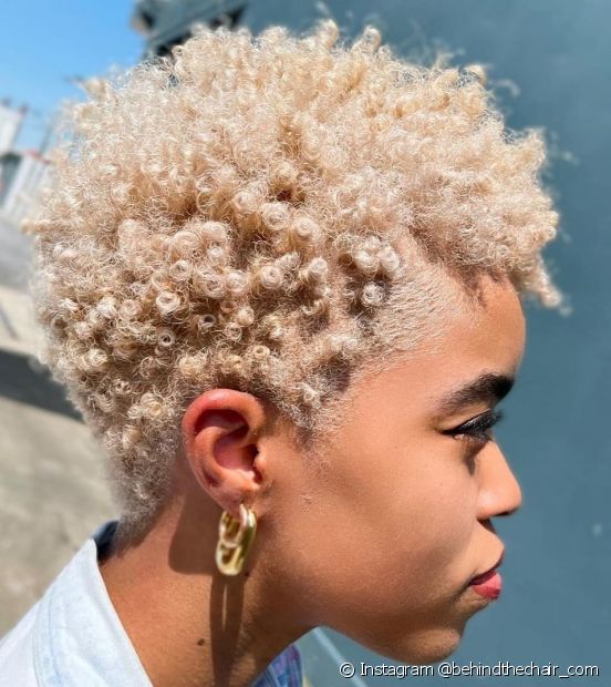 Cheveux bouclés platine : 20 photos et astuces pour obtenir la couleur sans agresser les mèches