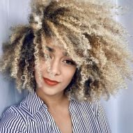 Cheveux bouclés platine : 20 photos et astuces pour obtenir la couleur sans agresser les mèches