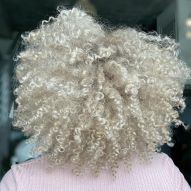 Cheveux bouclés platine : 20 photos et astuces pour obtenir la couleur sans agresser les mèches