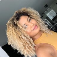 Cheveux bouclés platine : 20 photos et astuces pour obtenir la couleur sans agresser les mèches