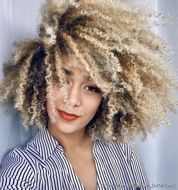 Cheveux bouclés platine : 20 photos et astuces pour obtenir la couleur sans agresser les mèches