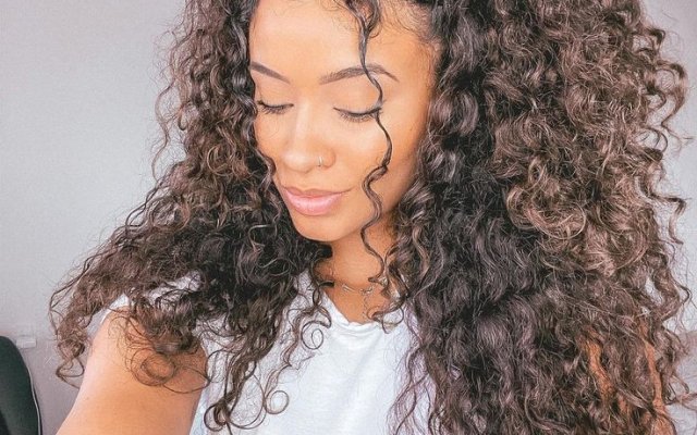 Acconciature per capelli ricci: 32 bellissime opzioni da fare subito!