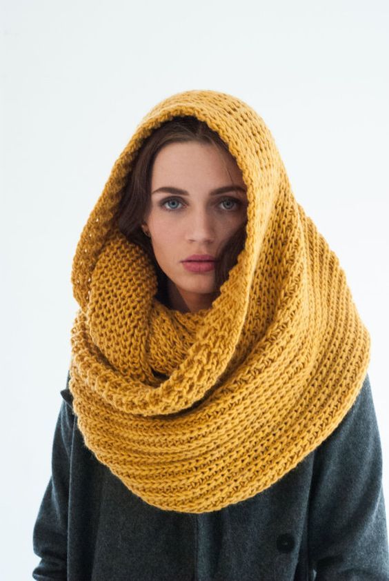 Knitting scarf: see different ways to wear it