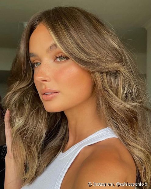 Cheveux blond moyen : 12 photos du ton pour vous inspirer à miser sur la coloration