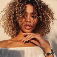 Cheveux blond moyen : 12 photos du ton pour vous inspirer à miser sur la coloration