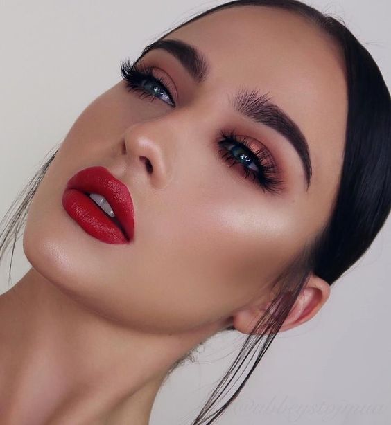 Maquillage avec rouge à lèvres rouge : comment utiliser la couleur sur les lèvres