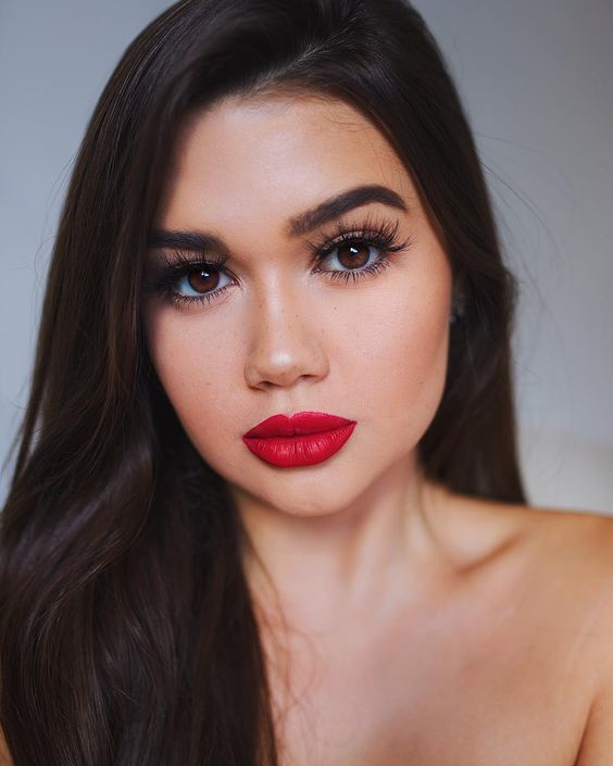 Makeup with red lipstick: how to use the color on the lips