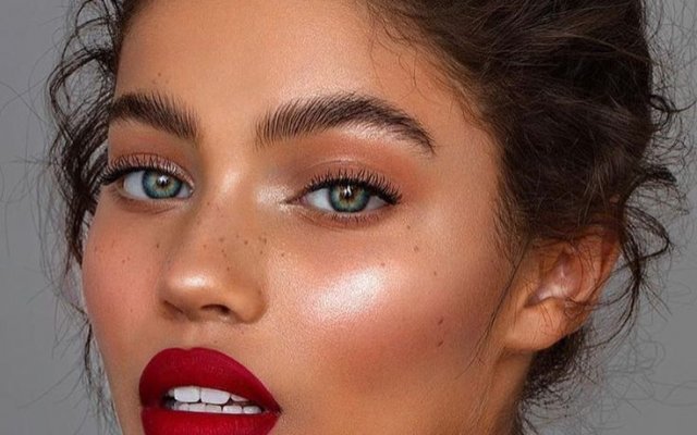 Maquillaje con lápiz labial rojo: cómo usar el color en los labios