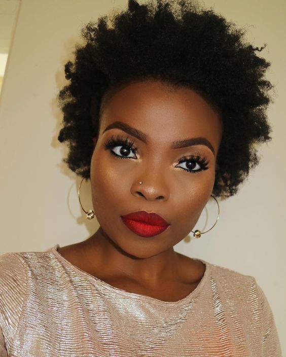 Makeup with red lipstick: how to use the color on the lips
