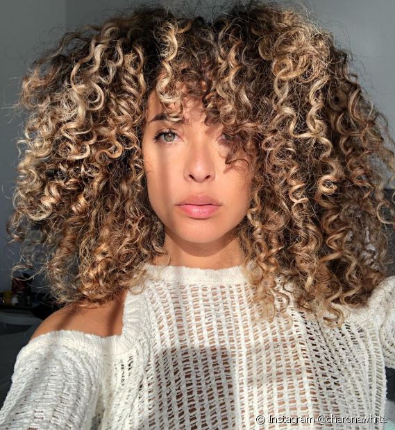 Curly hair with highlights: the best techniques to enhance curly hair