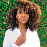 Curly hair with highlights: the best techniques to enhance curly hair