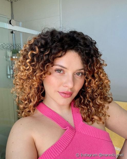 Highlights on curly hair: 6 tips to recover definition after bleaching